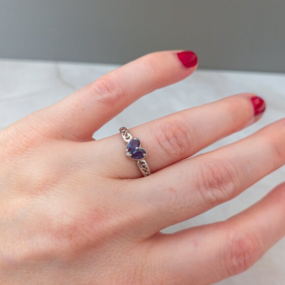 14K White Gold Heart Ring with Blue-Violet Gemstones — Size 7 - Picture 7 of 7